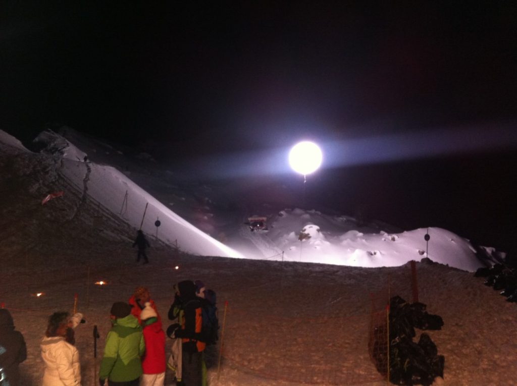 Ski de nuit avec ballon éclairant